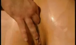 بیوی اپنے شوہر کی بہ ...