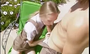پتلی نوعمر بلی کے سا ...